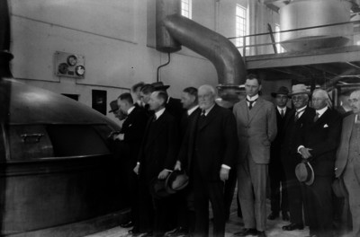 Empresarios visitan el área de alambiques en la Cervecería Modelo