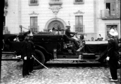 Carro de bomberos transportando un feretro