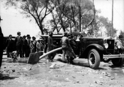 Bomberos abasteciendo una bomba de agua