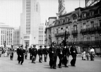 Policías desfilando por una calle