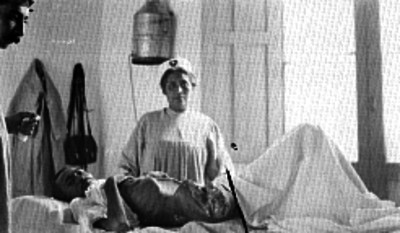 Médico junto a un herido