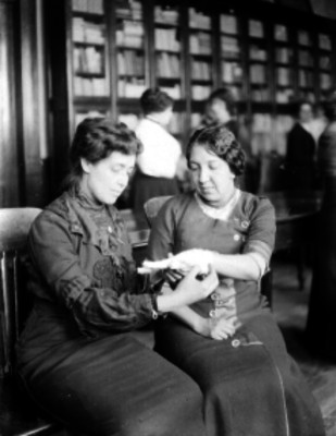 Mujer herida es atendida en una biblioteca