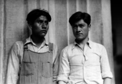 Hombres jóvenes detenidos, retrato de medio cuerpo