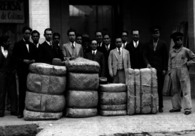 Miembros del ministerio público con diversos paquetes decomisados