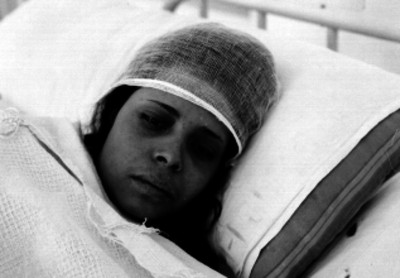 Mujer herida acostada en la cama de un hospital, retrato