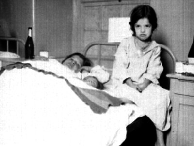 Mujer con sus hijos en una cama de hospital