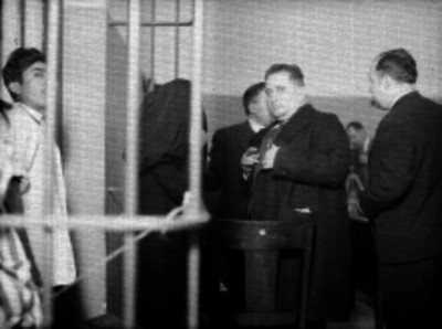 Agentes del Ministerio Público escuchando la declaración de una mujer en un separo