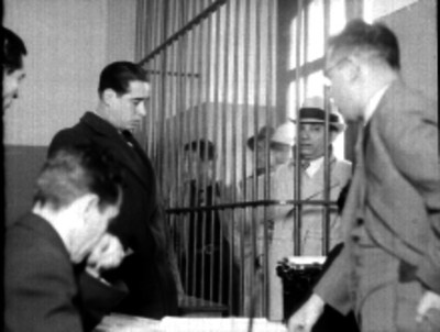 Agentes del Ministerio público escuchando la declaración de unos detenidos