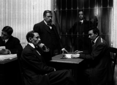 Agentes del Ministerio Público durante una diligencia a un detenido en un separo