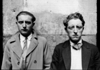 Hombres detenidos de saco y gabardina, retrato de frente