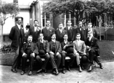 Asociación de fotógrafos de prensa en el jardín del hotel Lara (hoy edificio Cook), retrato de grupo