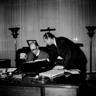 Norberto Bermann, periodista, revisando sus notas en la oficina del gerente del banco de México