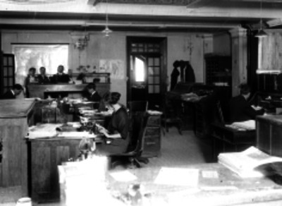 Trabajadores en el interior de una oficina de redacción de una empresa periodistica
