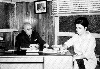 Jorge O'Farril en su oficina con su secretaria en el periódico El Novedades