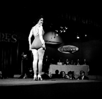 Aspirante a miss México en traje de baño, desfilando ante el jurado