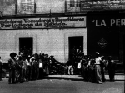 Voceadores frente a las Oficinas generales de la Unión de Expendedores, voceadores y repartidores de periódicos de México