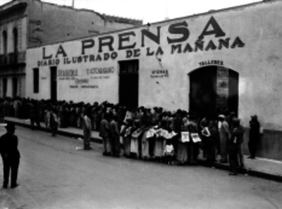 Voceadores del diario La Prensa frente a las instalaciones del periódico