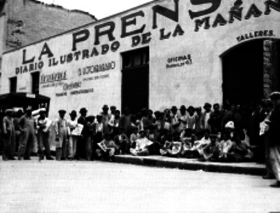 Voceadores fuera de las instalaciones del periódico La prensa