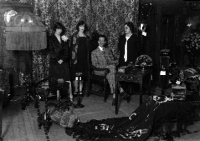 Diplomáticos y mujeres de clase alta en una exposición de artesanías, retrato