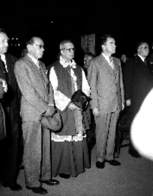 Richard Nixon, vicepresidente de Estados Unidos, con funcionarios en la Básilica de Guadalupe