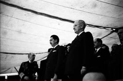 Harry S. Truman y Miguel Alemán en un palco del estadio Nacional durante un acto solemne