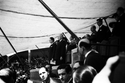 Harry S. Truman y Miguel Alemán en el palco oficial del estadio Nacional durante un acto solemne