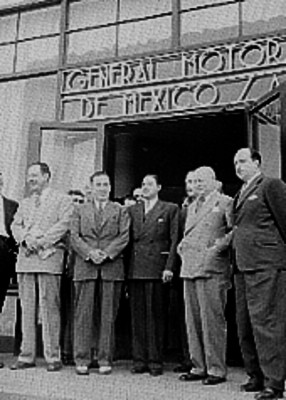 Funcionarios afuera de la General Motors de México, retrato