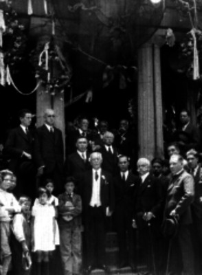 Personas en la tumba de Juárez en el panteón de San Fernando