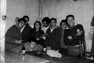 Hombres y mujeres en un bar