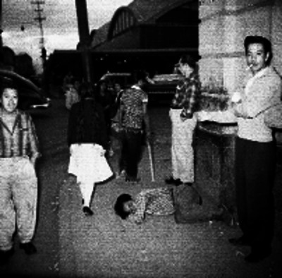 Borracho acostado en la banqueta de la calle Costa Rica