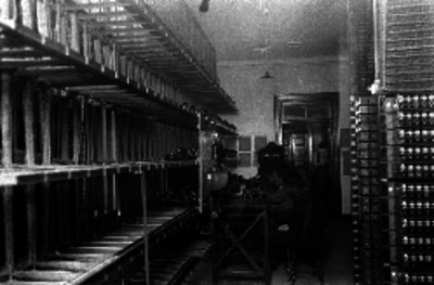 Empleados laborando en una central telefónica