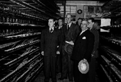 Funcionarios visitando una bodega telefónica
