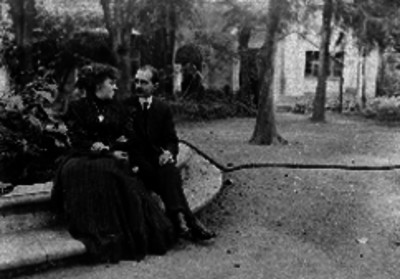 Pareja conversando en la jardineria de un parque