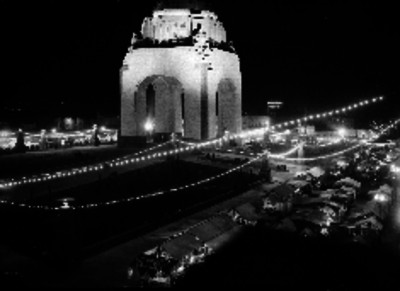 Puestos ambulantes y feria instalada en la plaza del Monumento a la Revolución