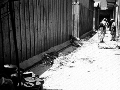 Indigentes durmiendo en un callejón