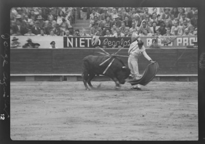 Jorge Aguilar realiza un pase durante una corrida de toros