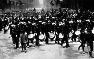 Banda militar en desfile durante las fiestas del centenario