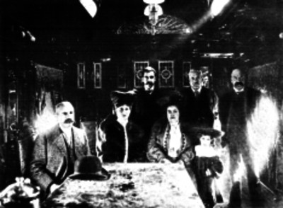 Ramón Corral con familiares y funcionarios públicos en un vagón del ferrocarril presidencial