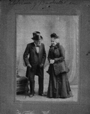 Fotografía de una pareja en una habitación