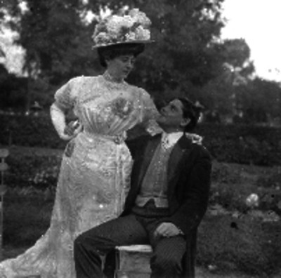Pareja de enamorados en un parque, retrato