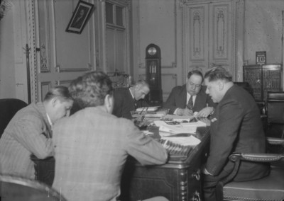 José Aguilar y Maya, en reunión con otros individuos en un salón