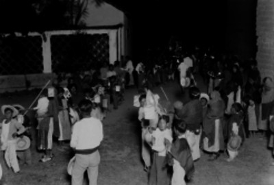 Grupo de personas de condición humilde en la calle durante una posada