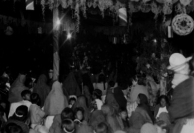 Grupo de mujeres de condición humilde durante una posada o peregrinación