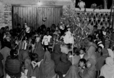 Grupo de personas durante posada fuera de una casa