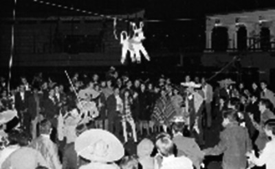 Grupo de personas dentro de un lienzo charro durante una posada
