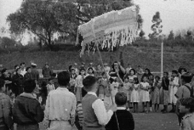 Personas en el rompimiento de una piñata durante una posada