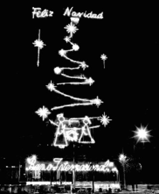 Iluminación de un árbol de navidad y un nacimiento en la fachada del edificio del Banco Internacional