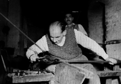Individuos trabajando con vidrio soplado