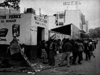 Fila de gente para comprar vienes de primera necesidad