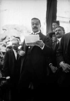 Vito Alessio Robles lee discurso en una ceremonia pública